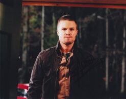Stephen Amell Autographed 8x10 photo