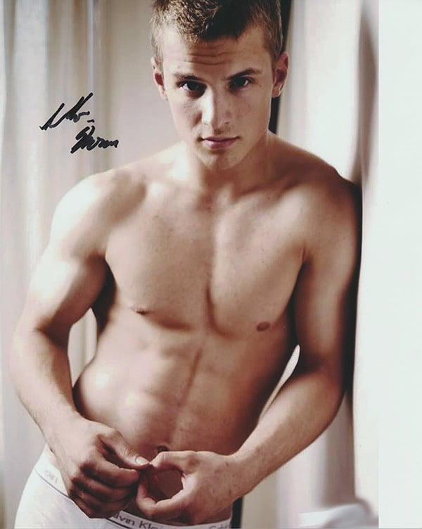 Freddie Stroma Autographed 8×10 photo